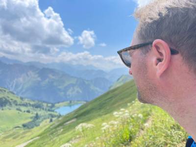 In meiner Freizeit spiele ich Tennis und gehe gerne joggen und wandern. Im Winter fahre ich Ski.